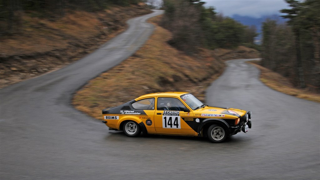 Per Vilslev og Erik Andersen runder et af de mange 180 gr. sving i fin stil.
(Foto: Viggo Johansen, rallypics.dk)